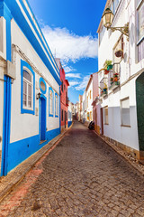 Vue d'une rue pavée, ville de Burgau, région d'Algarve, Portugal