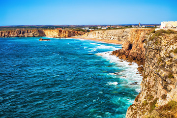 Vue sur la côte depuis la "pano de muralha e porta da praca", région d'Algarve, Portugal