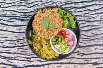 Crispy canned tuna  with sliced pickle lettuce and green oak.