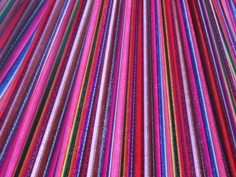 Tela de hamaca peruana en colores rosados con textura a rayas