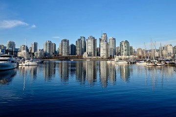 Obraz premium Seawall and boats in city marina. False Creek from Granville Island. Yaletown. Vancouver. British Columbica. Canada.