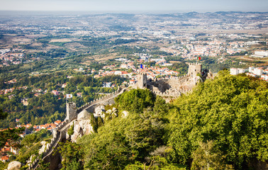 Vue d'une partie de la muraille du château des Maures, ville de Sintra, Région de Lisbonne, Portugal 
