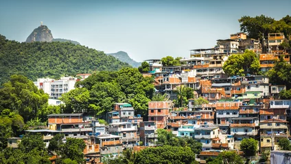 Crédence de cuisine en verre imprimé Copacabana, Rio de Janeiro, Brésil Christ regardant Favela (bidonville) à Rio de Janeiro, Brésil