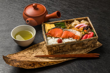 焼鮭のお弁当　Lunch box of roasted salmon