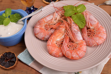 Plate of shrimp with shell and aromas of the table