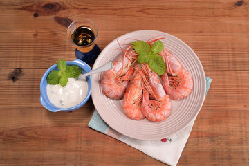 Plate of shrimp with shell and aromas of the table