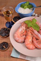 Plate of shrimp with shell and aromas of the table