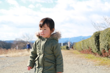 子供　冬の公園