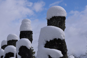 冬の石仏　京都 日本
snow covered Buddhas, Kyoto Japan