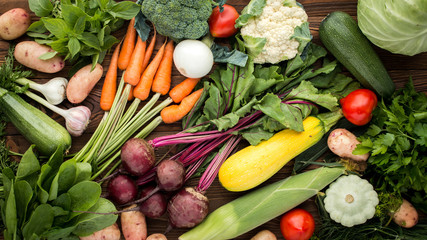 fresh vegetables: beet, carrot, zucchini, broccoli and others on wooden background, top view - 133474730