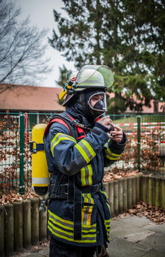 HDR - Feuerwehrmann im Einsatz mit Atemschutzmaske