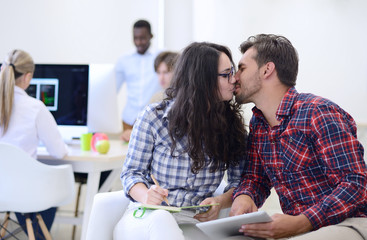 Obraz premium business couple working together on project at modern startup office