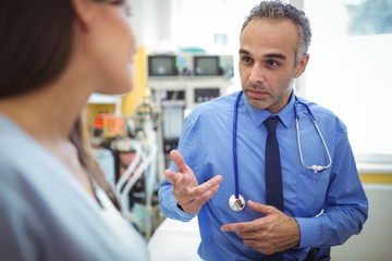 Obraz premium Doctor interacting with patient