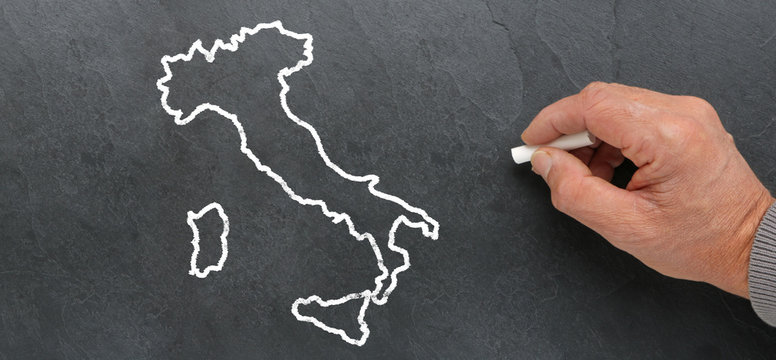 Carte de l'Italie &agrave; la craie sur ardoise