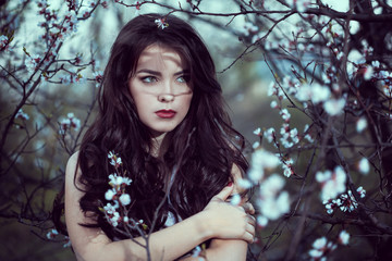 Naklejka premium Art Fashion Spring Model Girl Portrait in Night Forest