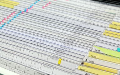 Patientenregistratur beim Arzt Patienten Akten 