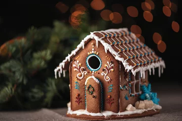 Foto auf Acrylglas Christmas gingerbread house decorated with glaze © Drobot Dean