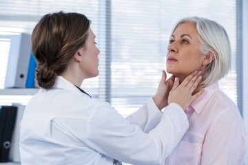 Obraz premium Doctor examining a patient