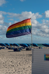 regenbogenfahne am Strand von Miami
