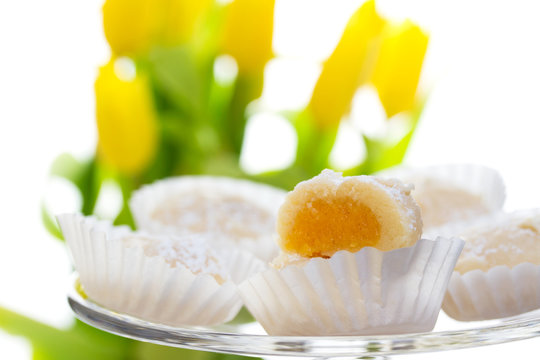 portuguese queijinhos de amendoa com ovos