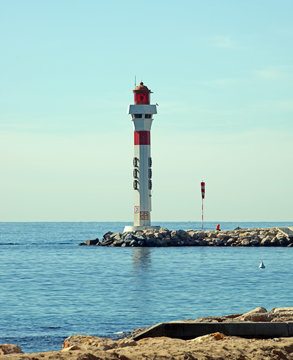 Leuchtturm an der Hafeneinfahrt von Cannes