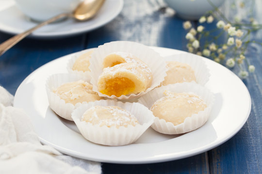 portuguese queijinhos de amendoa com ovos
