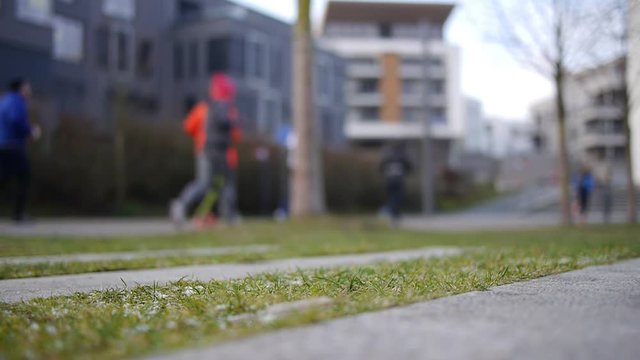 Gefrorenes Gras im Winter und Marathon Läufer