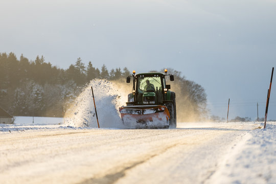 Schneer&auml;umung mit Traktor