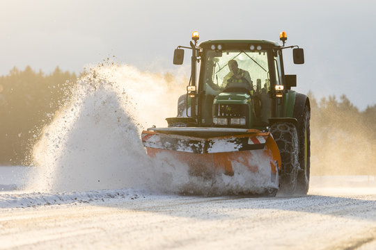 Schneer&auml;umung mit Traktor