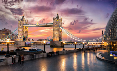 Sonnenuntergang hinter der Tower Bridge in London