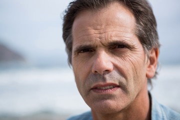 Obraz premium Portrait of man on beach