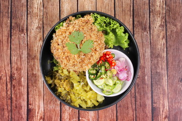 Crispy canned tuna  with sliced pickle lettuce and green oak.