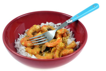 Assiette de crevettes au curry et de riz blanc sur fond blanc
