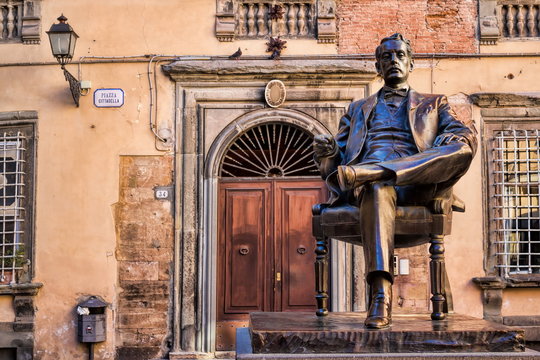 Fototapeta Lucca, Piazza Cittadella mit Puccini-Denkmal