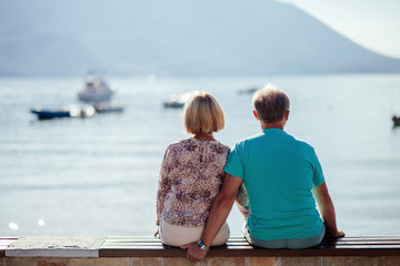 couple travel sea side