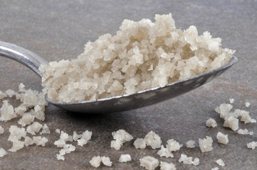 Gros sel dans une cuillère