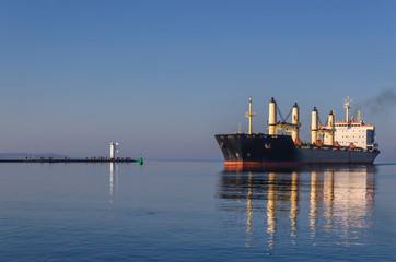 SWINOUJSCIE - BULK CARRIER IN THE OUTER HARBOR © Wojciech Wrzesień