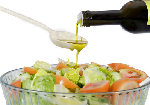 Ensalada de lechuga y tomate aderezada con aceite de oliva.