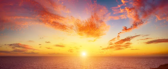 Foto op Aluminium Mooie kleurrijke zonsondergang aan zee met dramatische wolken en zon schijnt. Schoonheid wereld natuurlijke buiten reizen achtergrond © Roxana