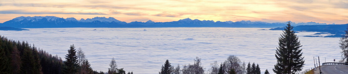 Fototapeta na wymiar Nebelmeer über dem Lavanttal und Klagenfurter Becken