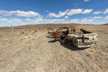 Automobile abbandonata nel deserto della Patagonia