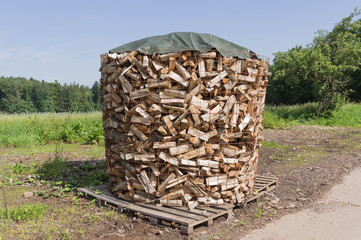 Kaminholz zum trocknen gelagert
