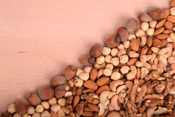 Diagonally served nuts