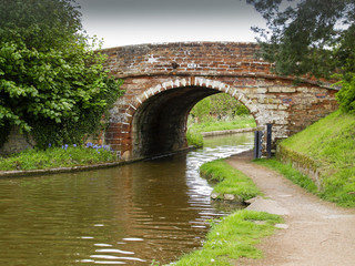 Fototapeta na wymiar Old bridge on the Shropshire Union canal in Market Drayton