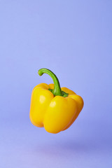 Peperone giallo sospeso