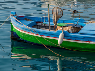 Fototapeta na wymiar Italien, Fischerboote in einem Hafen