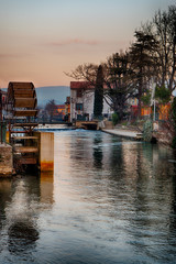 Fototapeta premium Moulin à papier sur la Sorgue à L'Isle-sur-Sorgue