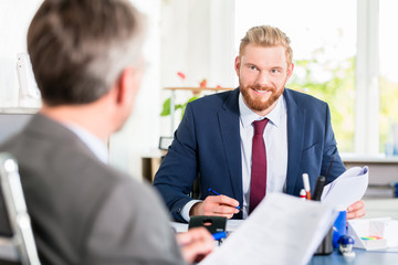 Manager unterzeichnet Akten im Büro