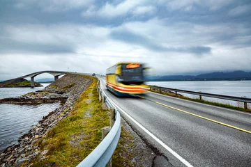 Crédence de cuisine en verre imprimé Atlantic Ocean Road Public bus traveling on the road in Norway