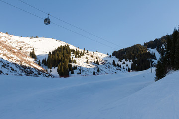 Fototapeta na wymiar ski trail on the shady side